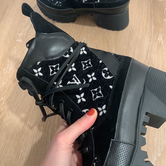 Black velour platform lace up heeled boots - Picture 6 of 7